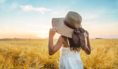 Buğday tarlasında ki bir çocuk. Günbatımı. Seçici odaklama.