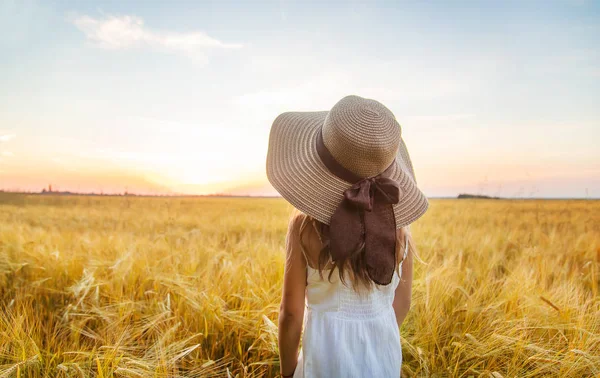 A child in a wheat field. Sunset. Selective focus. — Stock Photo, Image