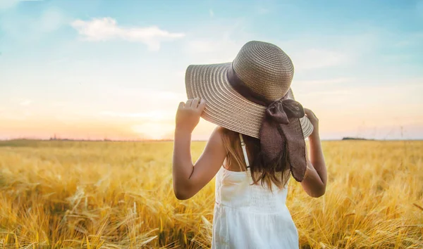 Dítě v pšeničném poli. Západ slunce. Selektivní zaměření. — Stock fotografie