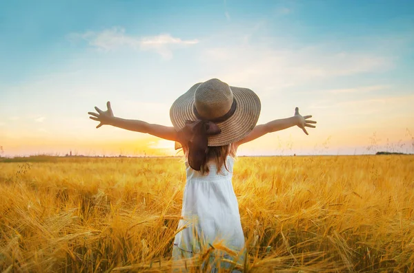 Uma criança num campo de trigo. Pôr do sol. Foco seletivo . — Fotografia de Stock