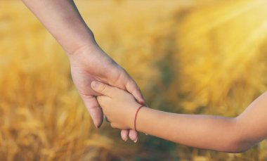 Çocuk ve babası buğday tarlasında. Seçici odak.