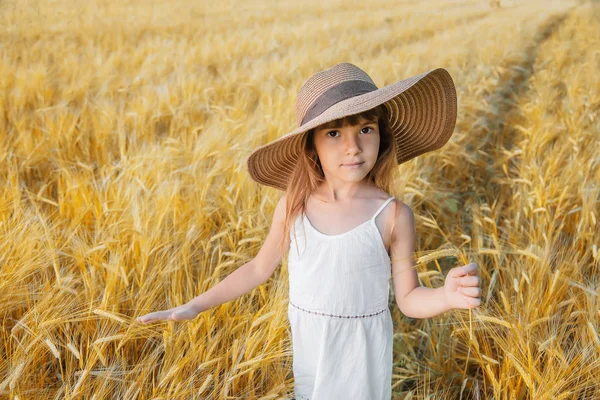 Dziecko na polu pszenicy. Selektywna koncentracja. — Zdjęcie stockowe