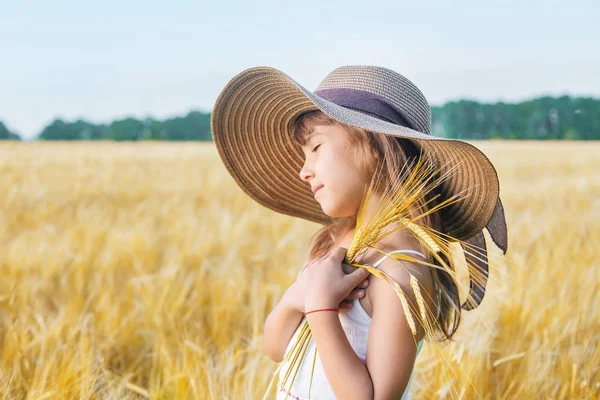 A child in a wheat field. Selective focus. — Stock Photo, Image