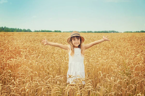 Ein Kind in einem Weizenfeld. Selektiver Fokus. — Stockfoto
