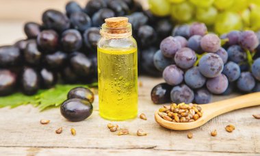 Küçük bir şişede üzüm çekirdeği yağı. Seçici odaklama.