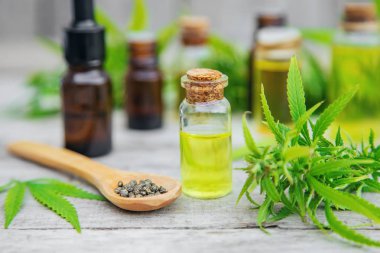 Küçük bir şişede kenevir yağı. Seçici odaklama.