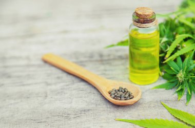 Küçük bir şişede kenevir yağı. Seçici odaklama.