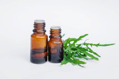 Küçük bir şişede Arugula yağı. Seçici odaklama.