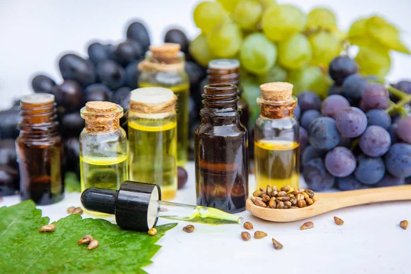 Aceite de semilla de uva en una botella pequeña. Enfoque selectivo . —  Fotos de Stock