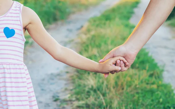 Madre e figlio vanno per mano. Focus selettivo . — Foto Stock