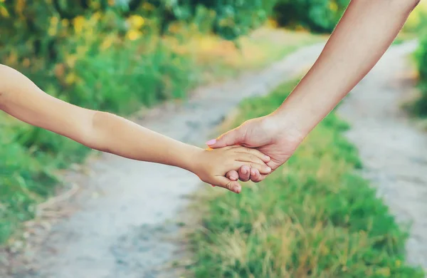 Madre e hijo van de la mano. Enfoque selectivo . — Foto de Stock