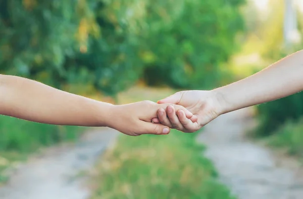 Niños tomados de la mano. Gente. Enfoque selectivo . — Foto de Stock