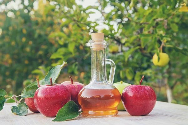 Vinaigre de cidre de pomme dans une bouteille. Concentration sélective . — Photo