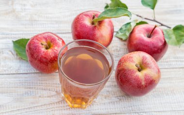 Bardakta elma suyu. Seçici odaklama.