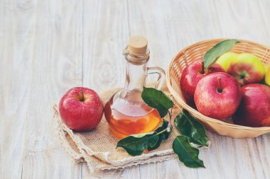 Bir şişede elma sirkesi. Seçici odaklama.