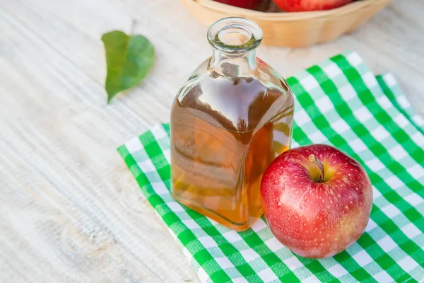 Vinaigre de cidre de pomme dans une bouteille. Concentration sélective . — Photo