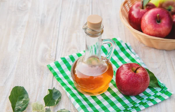 Ξύδι μήλου μηλίτη σε ένα μπουκάλι. Επιλεκτική εστίαση. — Φωτογραφία Αρχείου