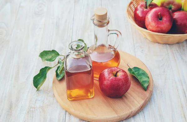 Vinaigre de cidre de pomme dans une bouteille. Concentration sélective . — Photo