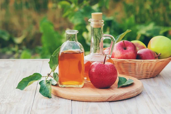 Vinagre de manzana en una botella. Enfoque selectivo . — Foto de Stock