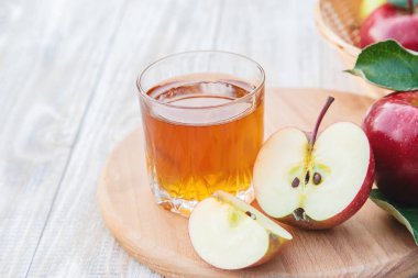 Bardakta elma suyu. Seçici odaklama.