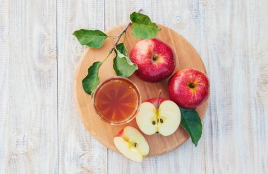 Bardakta elma suyu. Seçici odaklama.