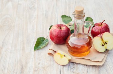 Bir şişede elma sirkesi. Seçici odaklama.