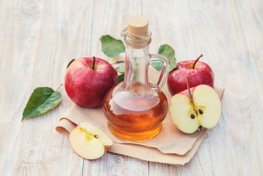 Bir şişede elma sirkesi. Seçici odaklama.