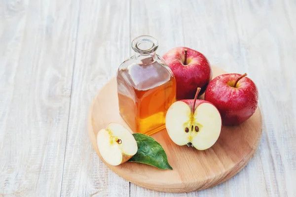Vinagre de maçã em uma garrafa. Foco seletivo . — Fotografia de Stock
