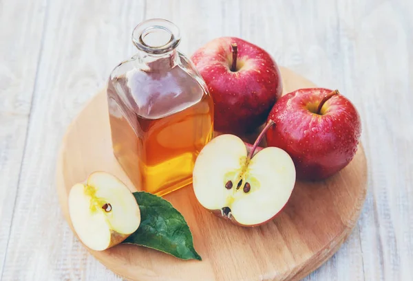 Vinaigre de cidre de pomme dans une bouteille. Concentration sélective . — Photo