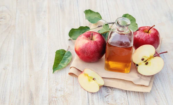 Cuka sari apel dalam botol. Fokus selektif . — Stok Foto