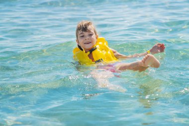 Çocuk denizde dinleniyor. Yolculuk. Seçici odak.