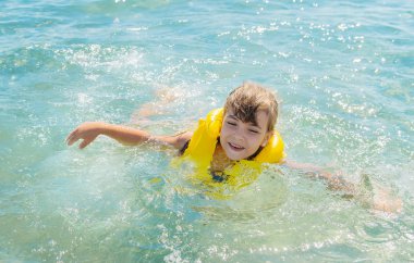 Çocuk denizde dinleniyor. Yolculuk. Seçici odak.