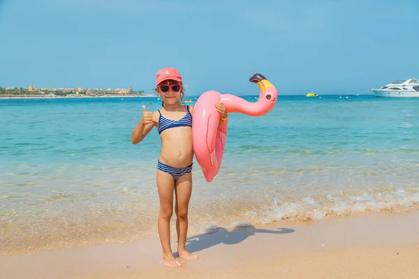 Criança no mar descansando. Viagem. Foco seletivo. — Fotografia de Stock