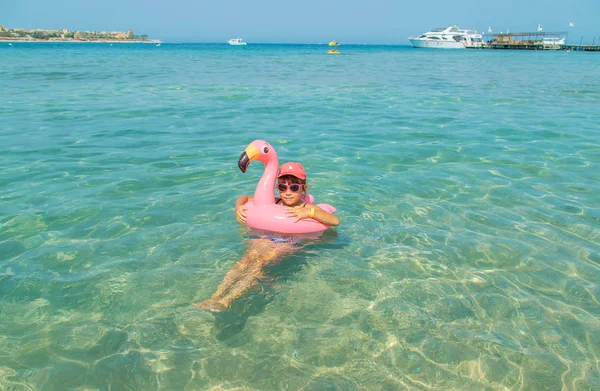 Çocuk denizde dinleniyor. Yolculuk. Seçici odak. — Stok fotoğraf