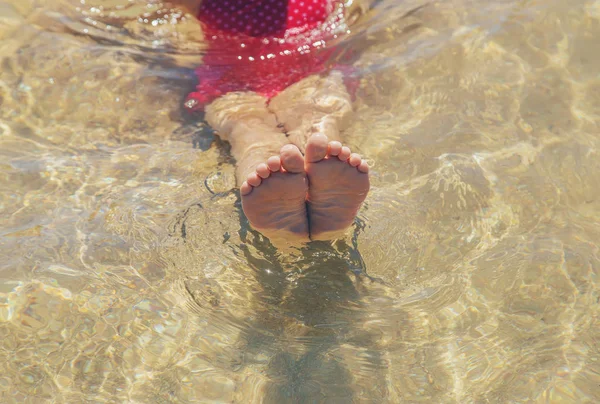 Ребенок в море отдыхает. Путешествие. Селективный фокус. — стоковое фото