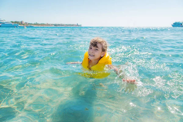 Çocuk denizde dinleniyor. Yolculuk. Seçici odak.