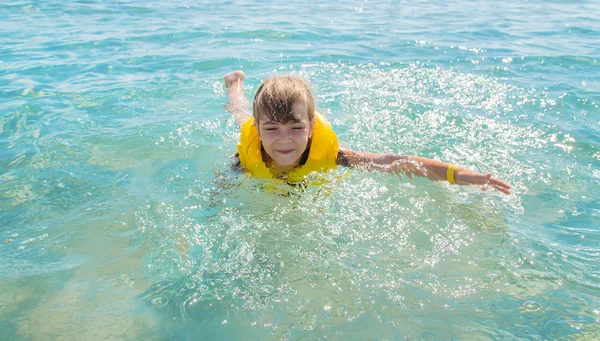 Enfant au repos en mer. Voyage. Concentration sélective. — Photo