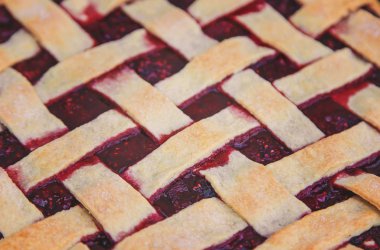 Masada ahududu turtası var. Seçici odaklama.