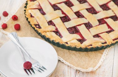 Masada ahududu turtası var. Seçici odaklama.