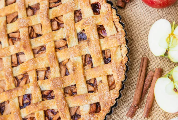 Tarta con manzanas y canela. Enfoque selectivo . — Foto de Stock