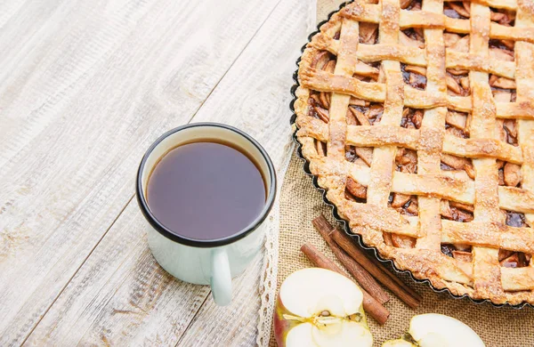 Pie with apples and cinnamon. Selective focus. — Stock Photo, Image