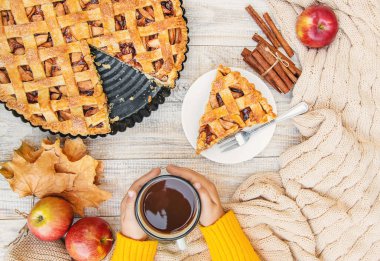 Elinde bir fincan çay olan bir çocuk. Seçici odaklama.