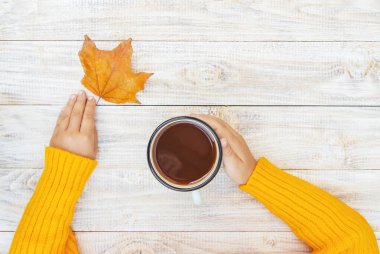 Elinde bir fincan çay olan bir çocuk. Seçici odaklama.