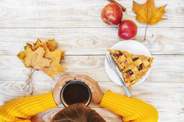 Barn med en kopp te i händerna. Selektivt fokus. — Stockfoto