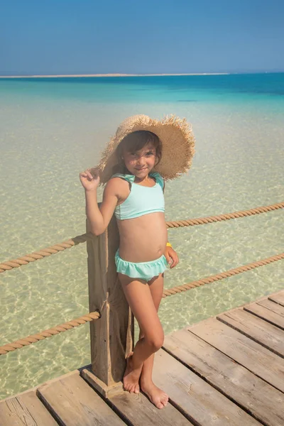Дитина на пляжі біля моря. Вибірковий фокус . — стокове фото