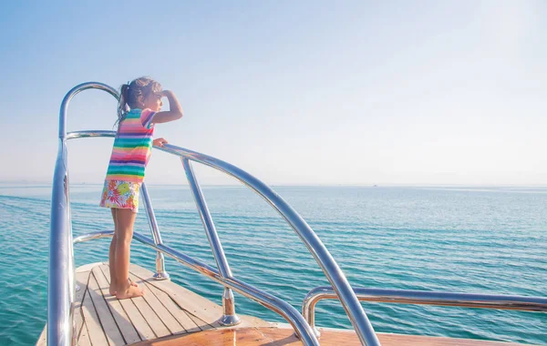 Un niño en un yate navegando por el mar. Enfoque selectivo. — Foto de Stock