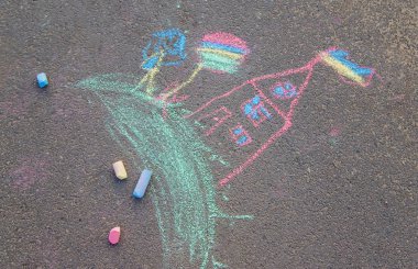 Tebeşirle asfaltta çocuk çizimleri. Seçici odaklama.