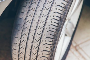 Arabalastikleri, yıpranmış yaz lastikleri. Seçici odaklama.