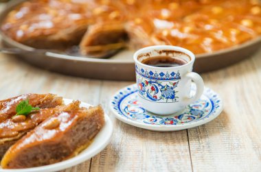 Masada Türk kahvesi ve baklava var. Seçici odaklama.