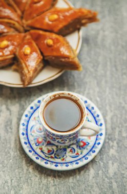 Masada Türk kahvesi ve baklava var. Seçici odaklama.